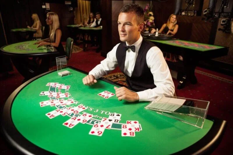 Antarmuka permainan meja live dengan dealer
